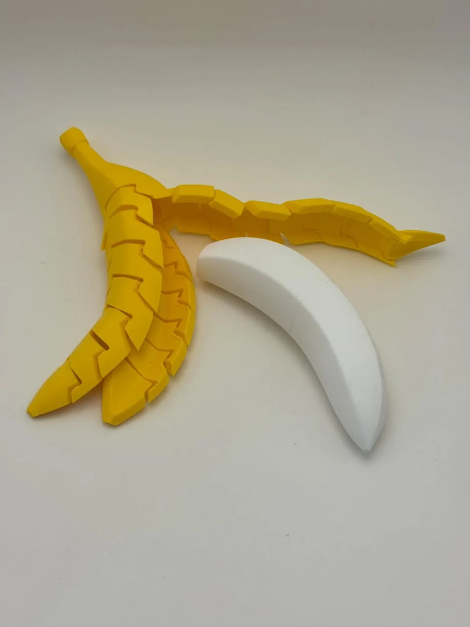 Nana Banana Sensorial — banana articulada impressa em 3D com casca e polpa removível